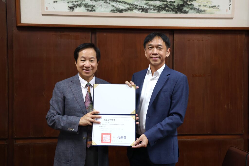 %E5%9C%96%E8%AA%AA%E4%BA%8C%EF%BC%8C%E6%9D%B1%E6%B5%B7%E5%A4%A7%E5%AD%B810%E6%97%A5%E8%88%89%E8%A1%8C%E8%81%98%E4%BB%BB%E5%84%80%E5%BC%8F%EF%BC%8C%E7%94%B1%E5%BC%B5%E5%9C%8B%E6%81%A9%E6%A0%A1%E9%95%B7%E8%A6%AA%E8%87%AA%E9%A0%92%E7%99%BC%E8%81%98%E6%9B%B8%E3%80%82