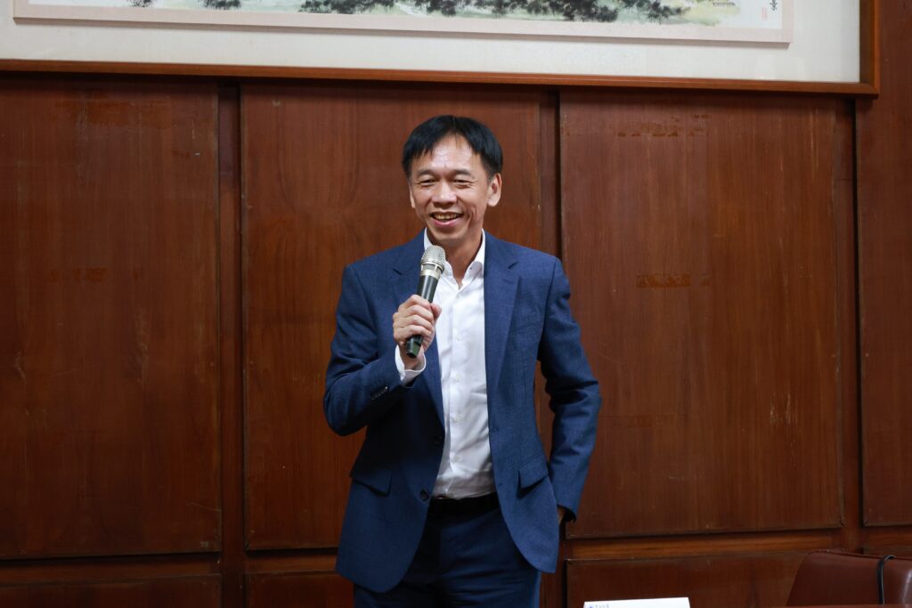 %E5%9C%96%E8%AA%AA%E4%B8%89%EF%BC%8C%E4%BB%96%E5%9D%A6%E8%A8%80%EF%BC%8C%E6%9C%80%E7%B5%82%E9%81%B8%E6%93%87%E5%9B%9E%E5%88%B0%E6%AF%8D%E6%A0%A1%EF%BC%8C%E5%8E%9F%E5%9B%A0%E6%98%AF%E3%80%8C%E8%B3%87%E7%94%A2%E7%AE%A1%E7%90%86%E6%A5%AD%E6%9C%80%E9%87%8D%E8%A6%81%E7%9A%84%E6%98%AF%E4%BA%BA%E6%89%8D%E3%80%8D%EF%BC%8C%E5%B8%8C%E6%9C%9B%E5%B0%87%E5%A4%9A