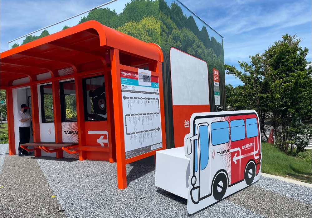 ▲全新候車亭以「台灣好行 3.0」新視覺形象登場。