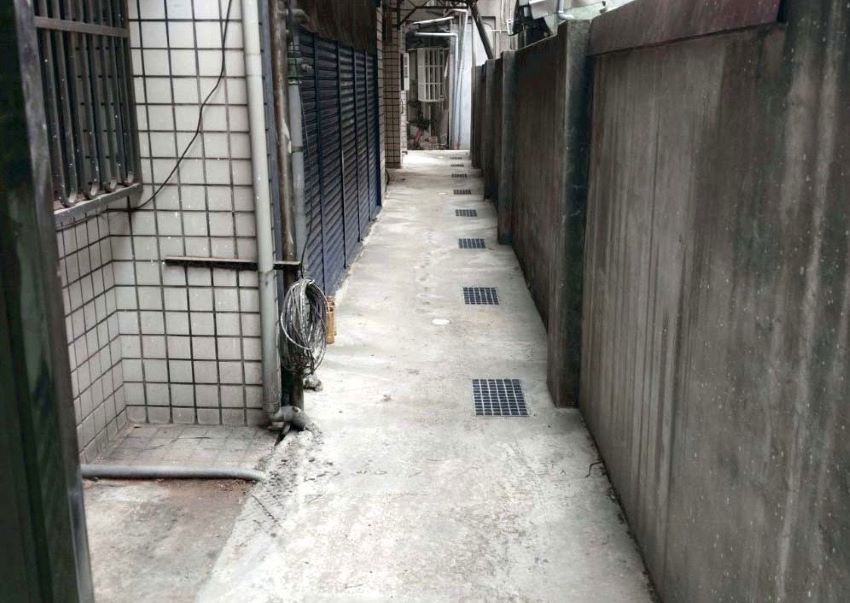 歷經2年10次現勘協調 水利局解鎖接管8年難題 1 《圖說》社區後巷完成污水接管,環境乾淨且寬敞。〈水利局提供〉