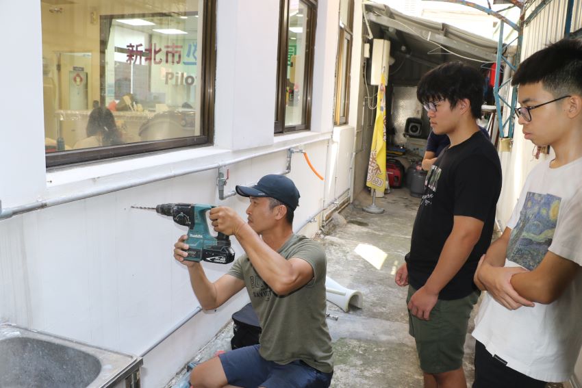 林口觀照園攜手新北少年培力園 輔導職場準備性技藝 1 《圖說》新北市少年培力園為輔導的少年開辦各項職場準備性技藝,並聘請藍天水電行藍建國(左)為少年實地操作示範。〈社會局提供〉