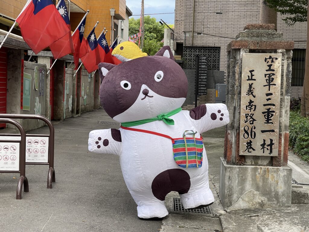 2025新北市眷村文化節9/27–10/31登場 2 %E3%80%8C2025%E6%96%B0%E5%8C%97%E5%B8%82%E7%9C%B7%E6%9D%91%E6%96%87%E5%8C%96%E7%AF%80%E3%80%8D%E8%88%87%E4%BA%BA%E6%B0%A3%E6%8F%92%E7%95%AB%E8%A7%92%E8%89%B2%E3%80%8C%E9%98%BF%E5%96%B5%E8%8F%9C%E5%B8%82%E5%A0%B4%E3%80%8D%E5%90%88%E4%BD%9C%EF%BC%8C%E5%89%B5%E9%80%A0%E8%A6%AA%E5%88%87%E5%8F%AF%E6%84%9B%E7%9A%84%E6%96%B0%E8%A7%92%E8%89%B2%E3%80%8C%E5%B0%8F%E6%9D%91%E5%96%B5%E3%80%8D%EF%BC%8C%E4%BB%A5%E6%93%AC%E4%BA%BA%E5%8C%96%E7%9A%84%E8%B2%93%E5%92%AA%E8%A6%96%E8%A7%92%EF%BC%8C%E9%99%AA%E4%BC%B4%E5%A4%A7%E5%AE%B6%E6%8E%A2%E7%B4%A2%E7%9C%B7%E6%9D%91%E6%96%87%E5%8C%96