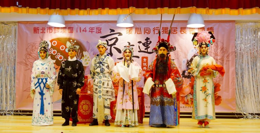 「暖心同行」青銀共融 雙溪長者溫馨有感 4 《圖說》藝人合影。〈雙溪區公所提供〉