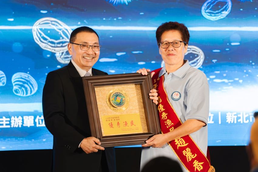 表揚全國優秀漁民 侯:持續推動新北永續漁業發展 3 《圖說》市長侯友宜表揚新北市獲選優秀漁民的趙麗香。〈漁業處提供〉