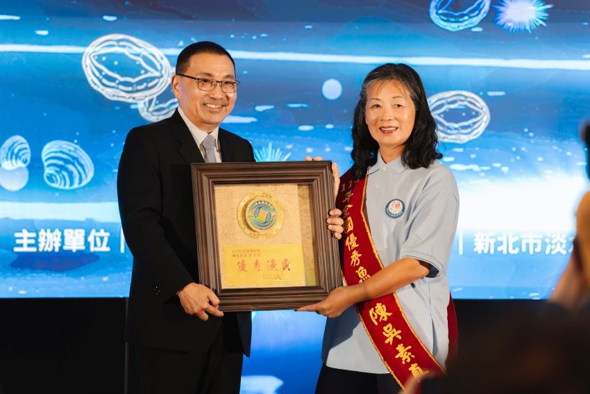 表揚全國優秀漁民 侯:持續推動新北永續漁業發展 4 《圖說》市長侯友宜市長表揚新北市獲選優秀漁民的陳吳素真。〈漁業處提供〉
