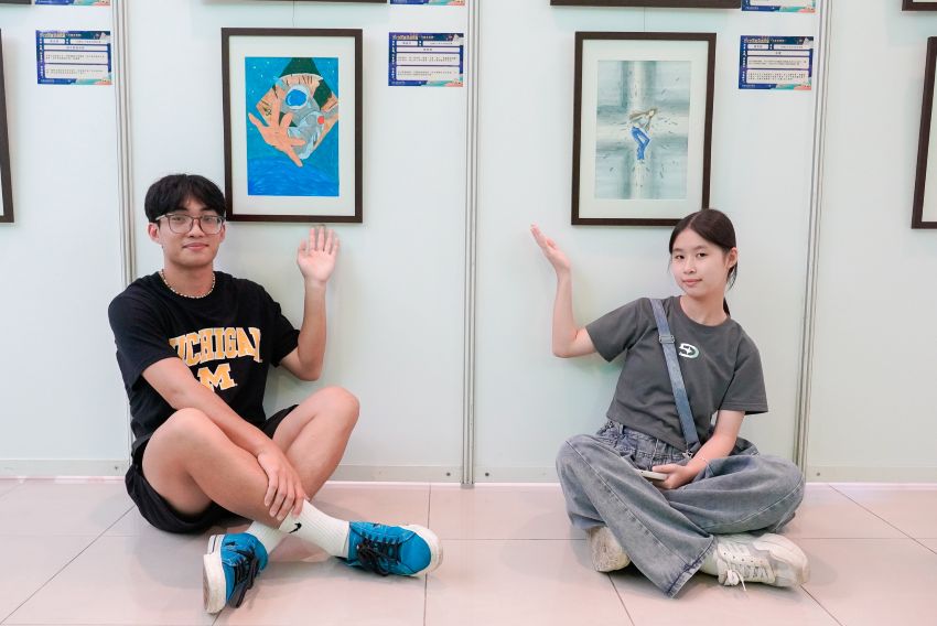 《圖說》14歲的雰妮(右)及19歲的威宇(左)興趣皆是畫畫，對於自身畫作能登上展區，獲得肯定，感到相當開心。〈社會局提供〉