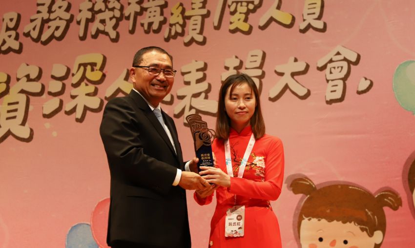 《圖說》文德附幼阮氏紅廚工在曾就讀附幼孩子鼓勵下考取廚工，推廣多元文化料理。〈教育局提供〉