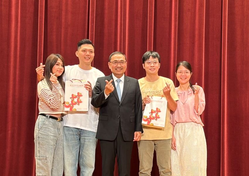 《圖說》侯友宜市長與2對分享愛情小故事新人合影。〈民政局提供〉