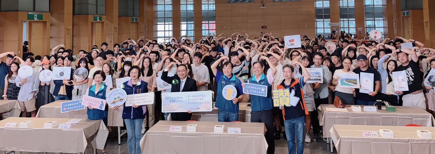 《圖說》侯友宜市長與出席2025新北市聯合婚禮新人說明會新人合影，前排右三民政局長林耀長、右二主秘莊茂坤、左二社會局長李美珍。〈民政局提供〉