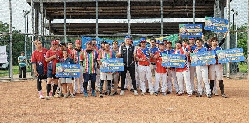 《圖說》114年度新北市市長盃原民棒球賽冠軍、亞軍及季軍合影。〈原民局提供〉