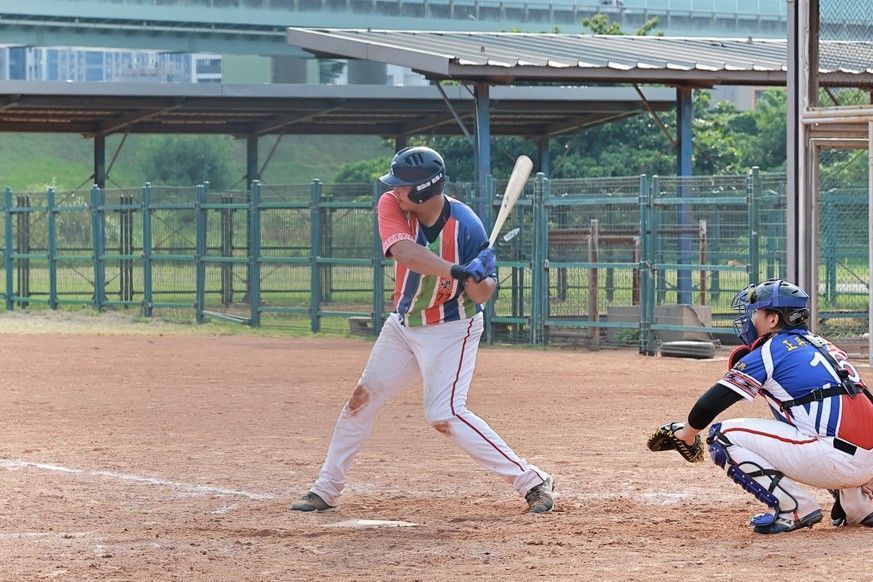《圖說》選手全力以赴揮棒出擊，奮戰爭取最高榮耀。〈原民局提供〉