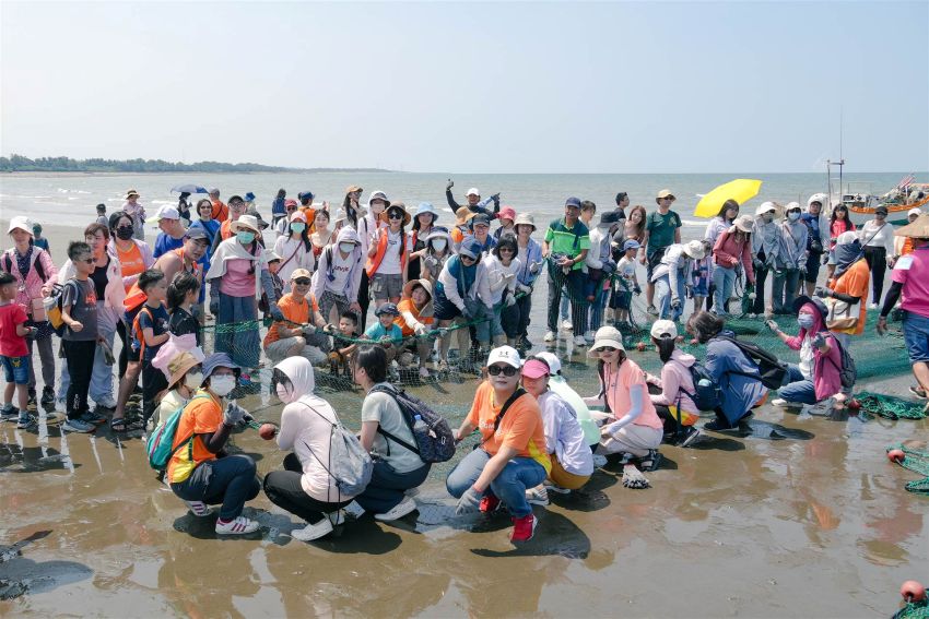實踐ESG願景 土城醫院百人齊力牽罟淨灘護海洋 2 《圖說》土城醫院將延續牽罟精神,把團結力量轉化為醫療服務的核心動能。〈土城醫院提供〉