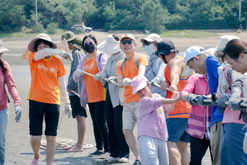 實踐ESG願景 土城醫院百人齊力牽罟淨灘護海洋 3 《圖說》院長賴旗俊〈左三〉感性分享今天我們拉起的是漁網,明天要拉起的就是病人的希望。〈土城醫院提供〉