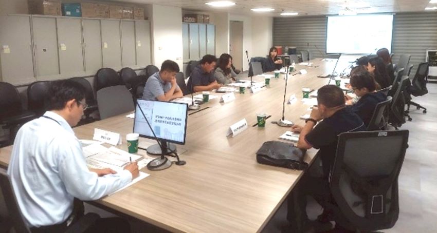 《圖說》餐飲業連鎖品牌代表於座談會進行跨業態交流。〈經發局提供〉