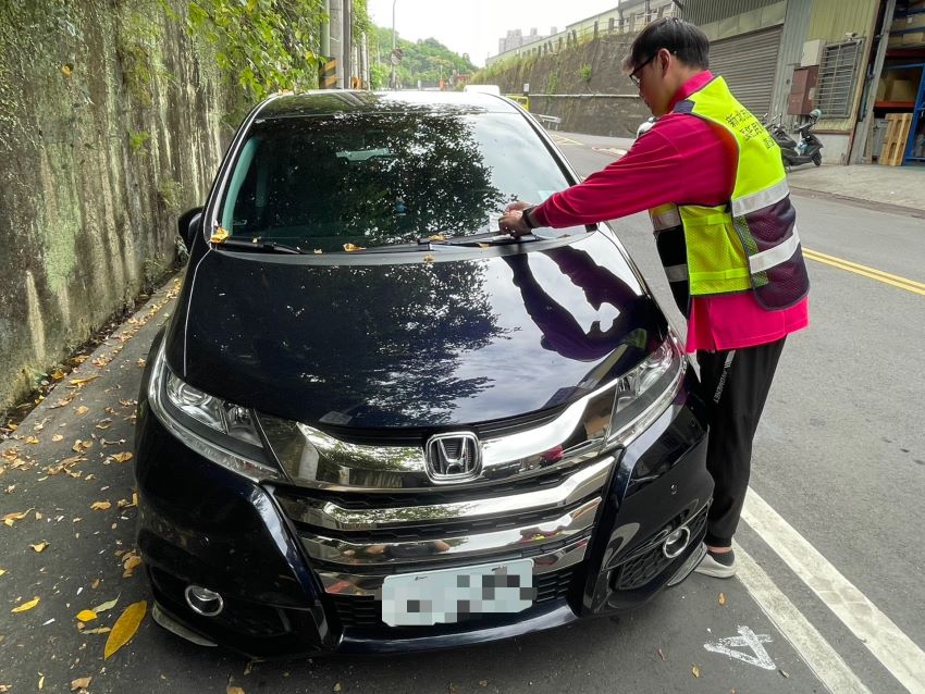 《圖說》管理員路段夾單。〈交通局提供〉