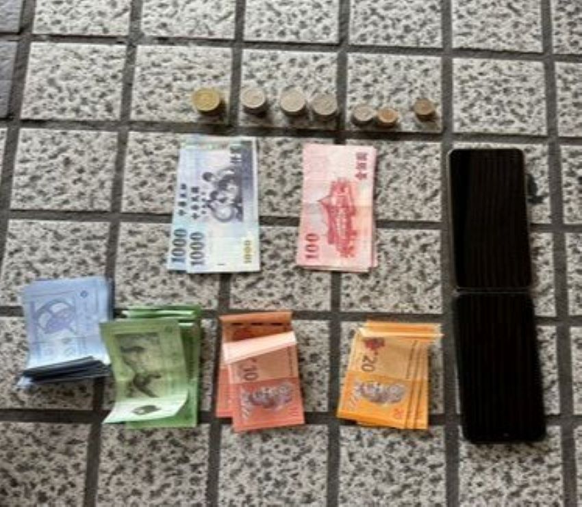 婦人遇假投資遭詐 中和警埋伏逮獲車手 2 《圖說》現場查扣手機及面交款項。〈中和分局提供〉