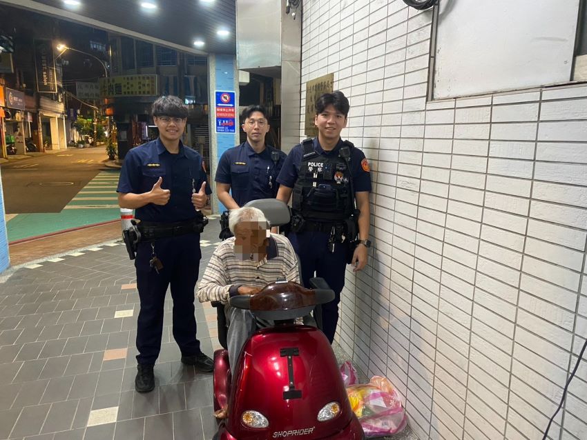 代步車沒電停擺路口    板橋警助7旬翁脫困返家