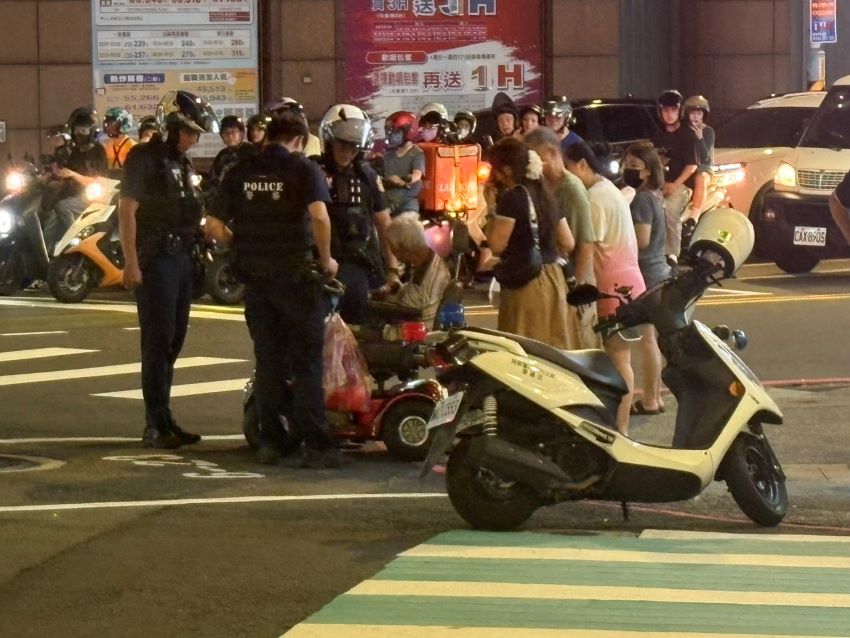 代步車沒電停擺路口 板橋警助7旬翁脫困返家 2 《圖說》陶翁醫療用電動代步車電池耗盡受困於板橋區館前東路路口,板橋警獲報立即前往協助。〈板橋分局提供〉