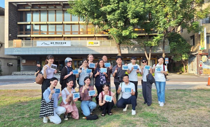 國際青年走訪新北ESG企業與環教場域 見證臺灣永續行動力 5 《圖說》此次國際論壇參訪團於淡水「齊柏林空間」親手體驗藍曬創作,從藝術中理解環境變遷對土地與社會的衝擊。〈環保局提供〉