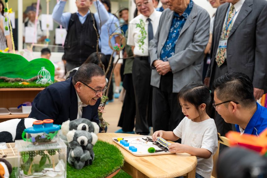 雙軌幸福職場 新北最安全幼兒園與最療癒捷警隊成立 2 《圖說》侯友宜市長與小朋友玩遊戲。〈新北捷運公司提供〉