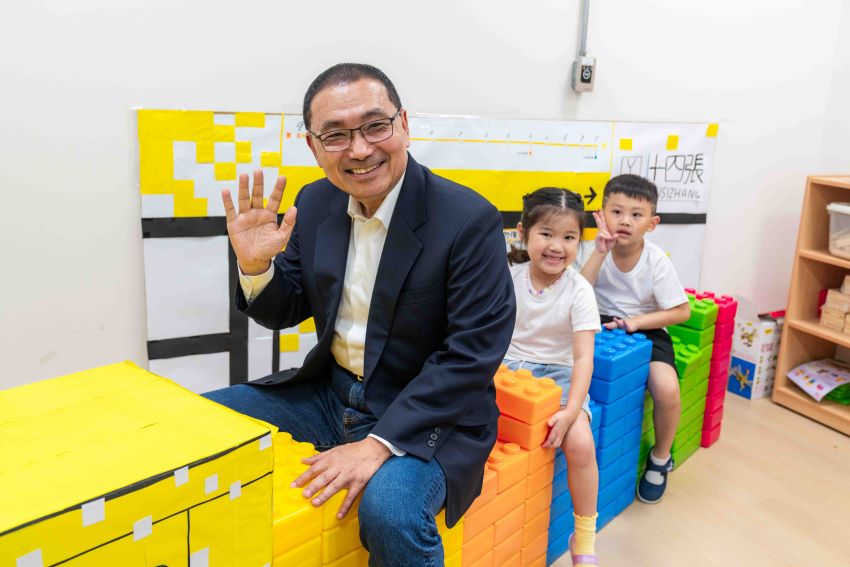 雙軌幸福職場 新北最安全幼兒園與最療癒捷警隊成立 3 《圖說》侯友宜與小朋友共乘玩具。〈新北捷運公司提供〉