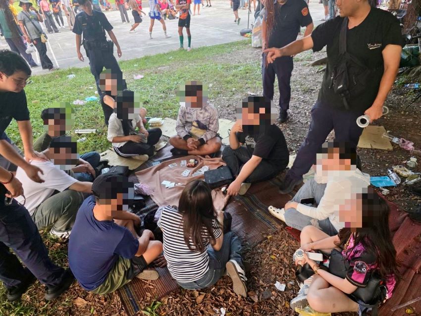 公然球場旁聚賭   海山警逮14移工扣28萬元賭資