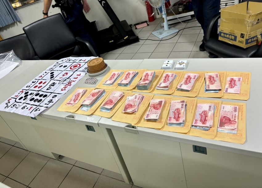 《圖說》海山警查扣賭資計新臺幣28萬元及賭具。〈海山分局提供〉