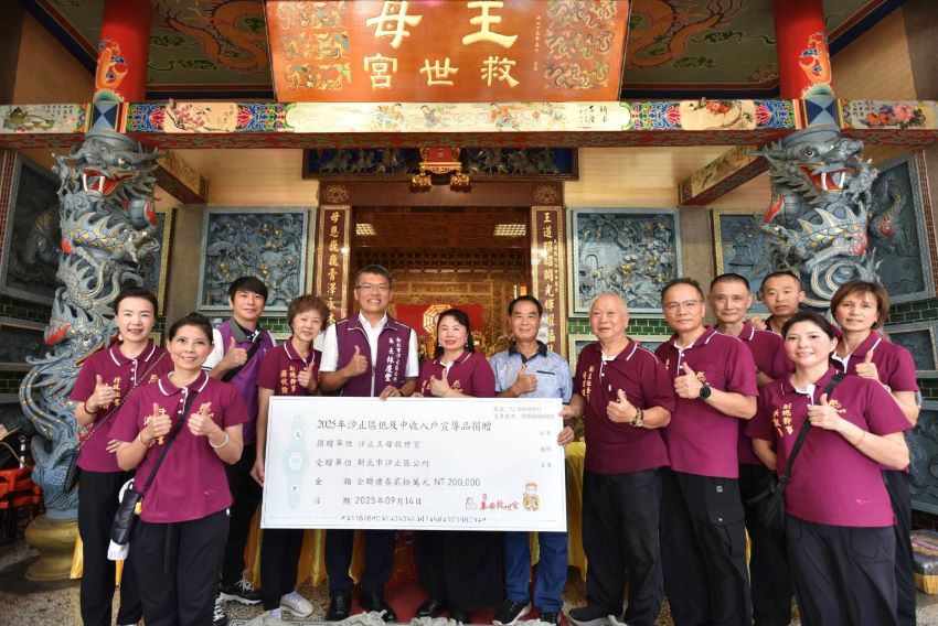 兩宮廟響應新北愛心大平台捐普渡物資 3 《圖說》汐止王母救世宮捐贈20萬元購買全聯禮券捐給汐止區公所,由汐止區長林慶豐(左5)代收,左6為宮主黃英敏。〈社會局提供〉