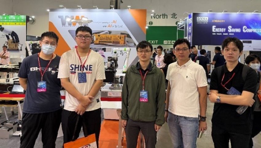 《圖說》龍華科大機械系沈志陽老師與研究生周禹廷於台灣智慧自動化與機器人協會（TAIROA）產學合作專區。〈龍華科大提供〉