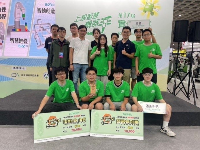 《圖說》龍華科大機械系沈志陽老師帶領學生參加第十七屆上銀智慧機器手實作競賽，榮獲季軍殊榮。〈龍華科大提供〉