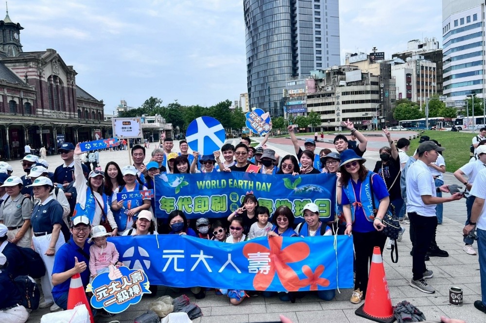 年代印刷樹立FSC永續印刷領航者典範!以綠色技術重塑產業價值 助力企業實踐ESG 2 ▲年代印刷配合客戶元大人壽一起參與台中火車站商圈的掃街公益活動。(圖/年代印刷提供)