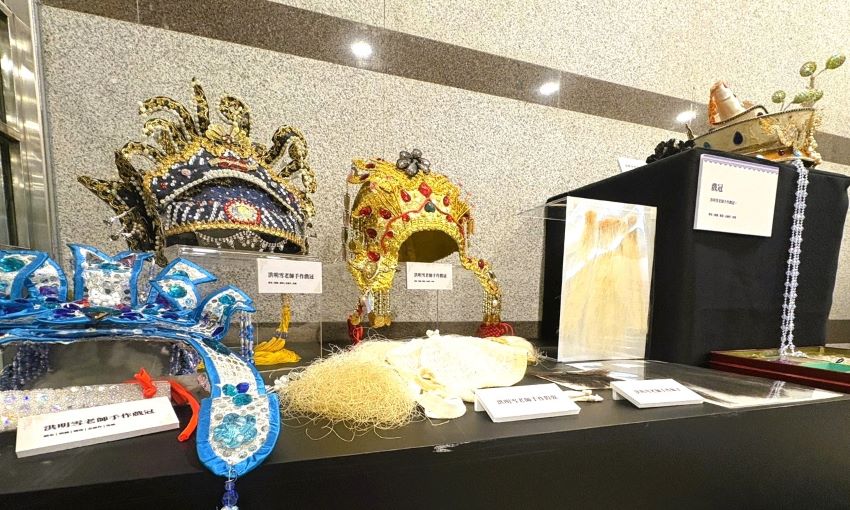 新莊文藝中心《明雪璀璨映戲臺》 洪明雪藝師特展 4 《圖說》洪明雪藝師於新莊文化藝術中心《明雪璀璨映戲臺──藝師洪明雪片段記事》特展展出手作道具。〈文化局提供〉