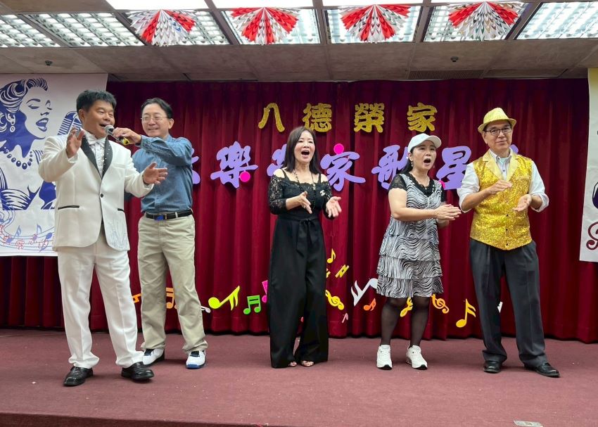 《圖說》八德榮家舉辦「歌星秀」表演 表演人員帶來精彩歌曲表演歌藝精湛。〈八德榮家提供〉