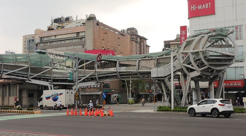 《圖說》板橋府中遊龍陸橋是新北市升格以來的第59座人行陸橋，拆除完後將使人行空間及行車視線變得更加寬敞，通行也更為安全便利。〈工務局提供〉