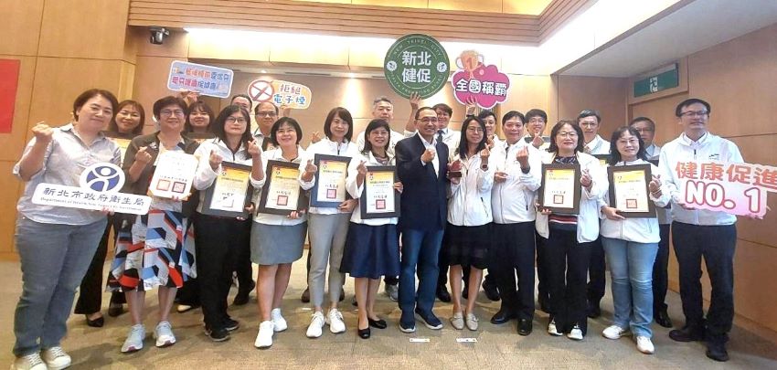 33校奪全國獎項 新北健康校園八連霸 全國唯一 2 《圖說》市政會議-健康促進學校特優縣市暨議題績優學校獻獎。〈教育局提供〉