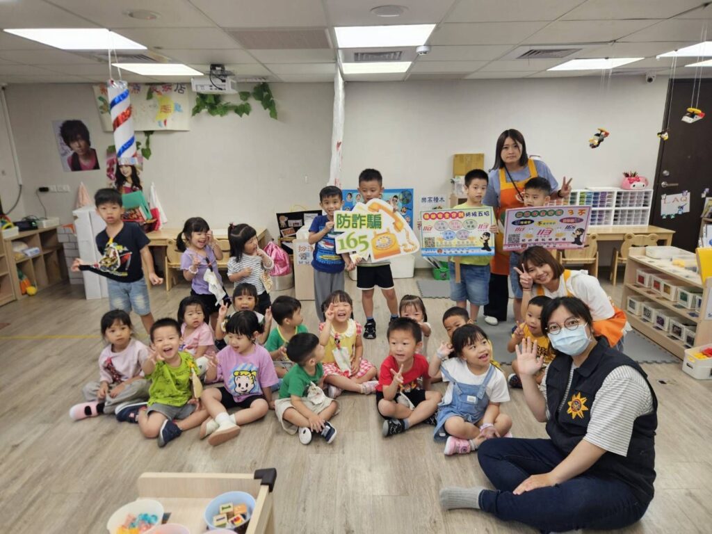 波麗士走入教保中心  攜親子說故事  開心體驗小警察