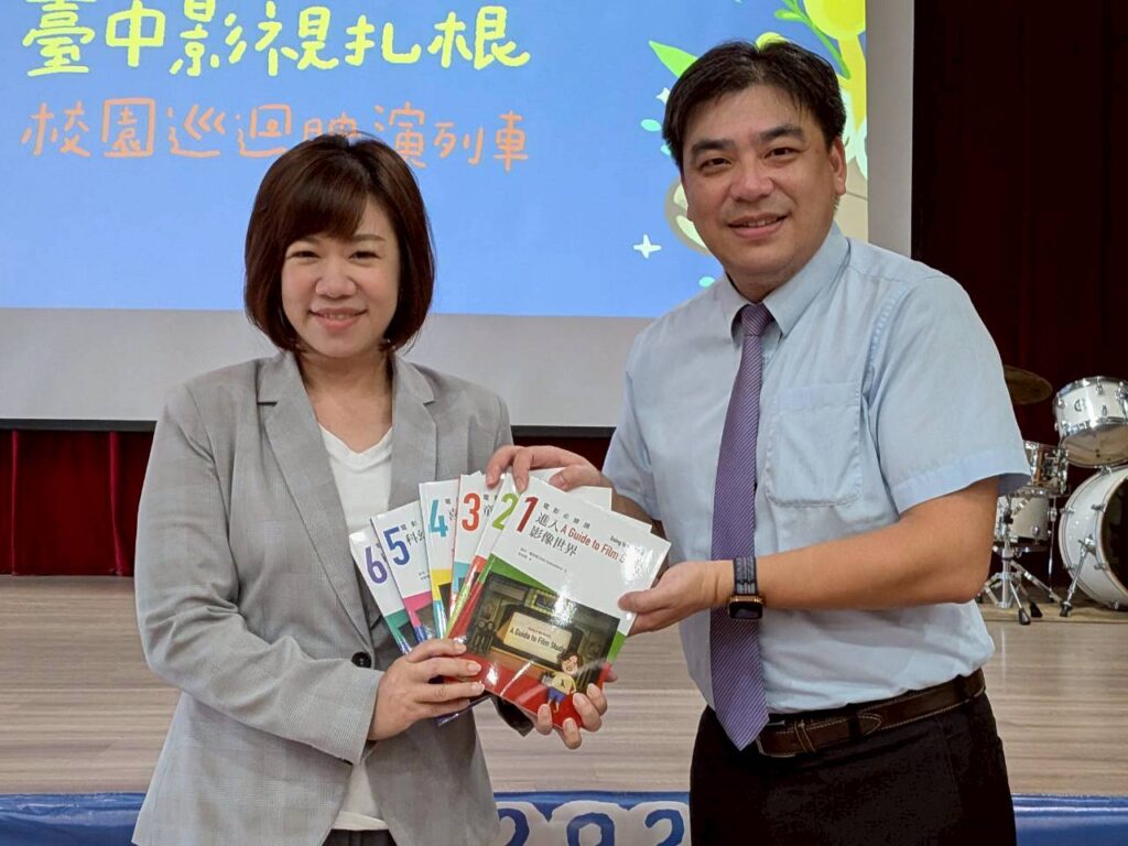 把電影的感動帶進校園 中市校園巡迴映演列車開進啟明學校 1 %E6%96%B0%E8%81%9E%E5%B1%80%E9%95%B7%E8%B4%88%E6%9B%B8%E7%B5%A6%E5%95%9F%E6%98%8E%E5%AD%B8%E6%A0%A1