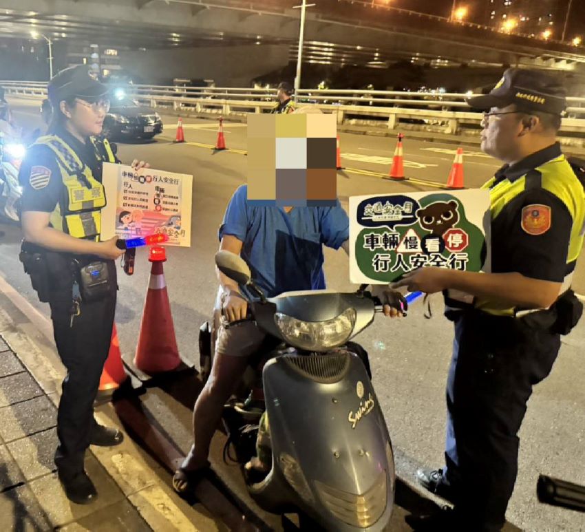 遵守交通安全荷包免失血 板橋警擴大強力取締噪音車 1 《圖說》板橋分局昨晚在板橋湳雅夜市周邊道路配合環保局聯合稽查,取締改裝噪音車,同時宣導交通安全。〈板橋分局提供〉