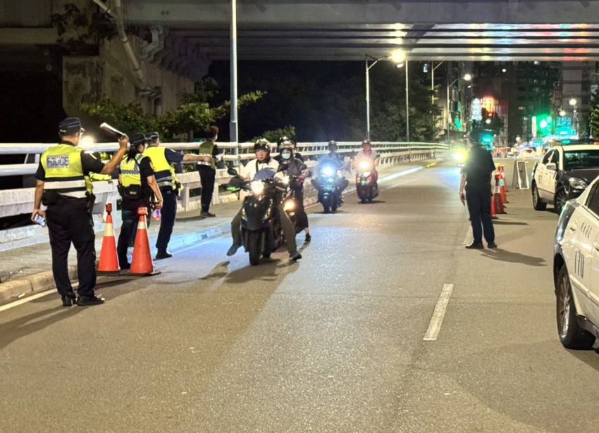 遵守交通安全荷包免失血 板橋警擴大強力取締噪音車 2 《圖說》板橋分局昨晚在板橋湳雅夜市周邊取締改裝噪音車。〈板橋分局提供〉
