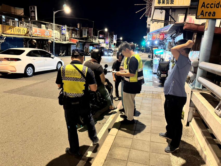 遵守交通安全荷包免失血 板橋警擴大強力取締噪音車 3 《圖說》板橋分局昨晚在板橋湳雅夜市周邊取締改裝噪音車,共攔查百餘輛汽機車。〈板橋分局提供〉