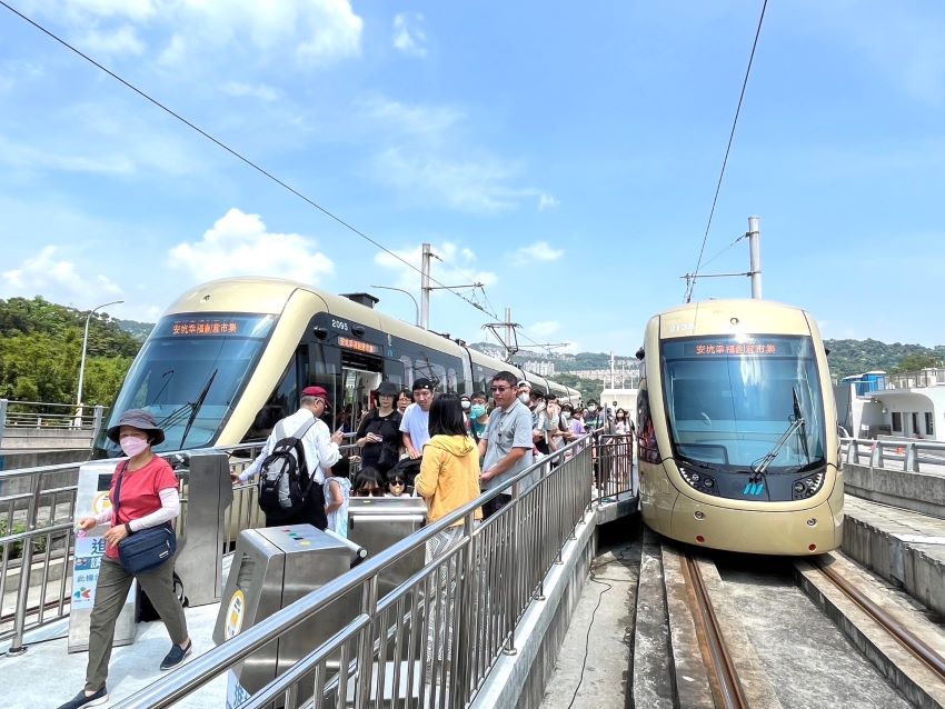 世界無車日 1塊錢搭輕軌 1 《圖說》搭安坑輕軌前往機廠人潮。〈交通局提供〉