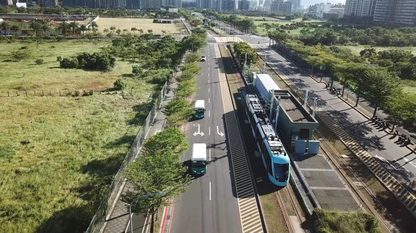 世界無車日 1塊錢搭輕軌 2 《圖說》世界無車日搭輕軌出遊,為城市的永續生活加油。〈交通局提供〉