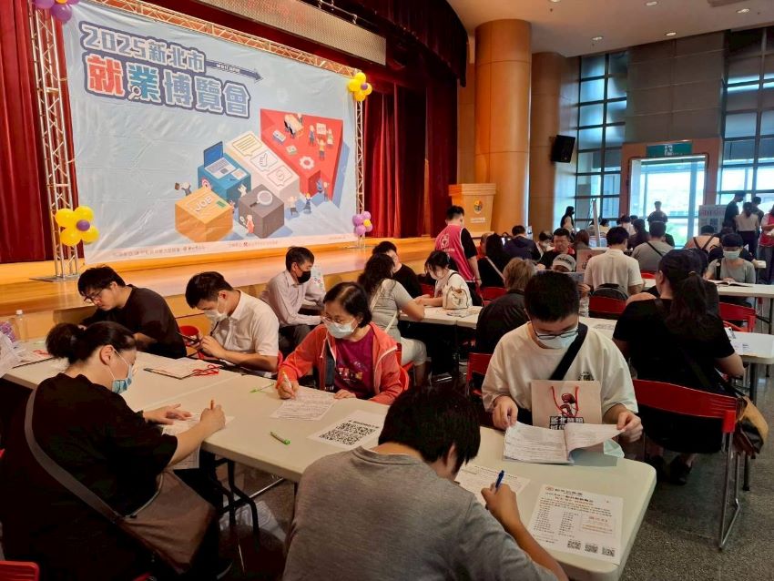 新北就博會求職大作戰! 榮服處專區服務退除役官兵 1 《圖說》新北市就業博覽會民眾踴躍參與。〈勞工局提供〉