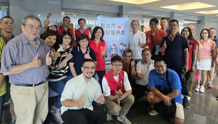 新北就博會求職大作戰! 榮服處專區服務退除役官兵 2 《圖說》新北榮服處服務組長王玟琳(中)到場鼓勵同仁,並與工作人員及求職退伍官兵合影。〈新北榮服處提供〉