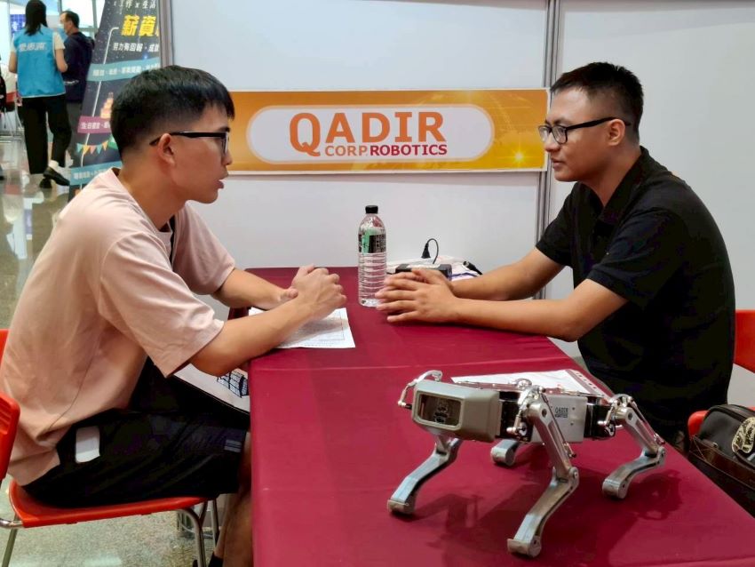 新北就博會求職大作戰! 榮服處專區服務退除役官兵 3 《圖說》廠商與求職者相談甚歡。〈勞工局提供〉