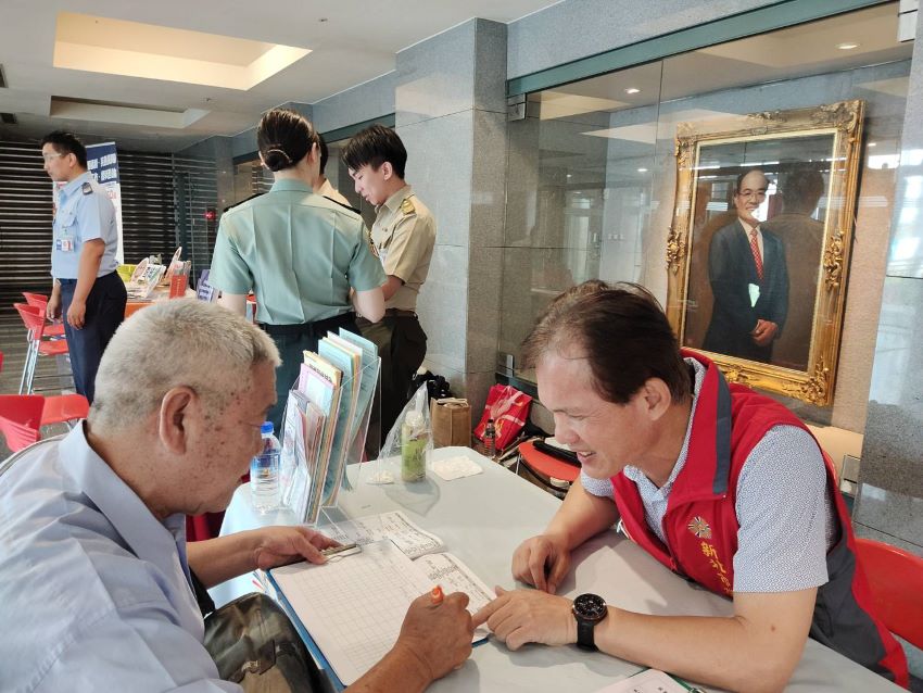 新北就博會求職大作戰! 榮服處專區服務退除役官兵 4 《圖說》退除役官兵諮詢相關權益及參加就業媒合,榮服處就業站同仁詳細說明。〈新北榮服處提供〉