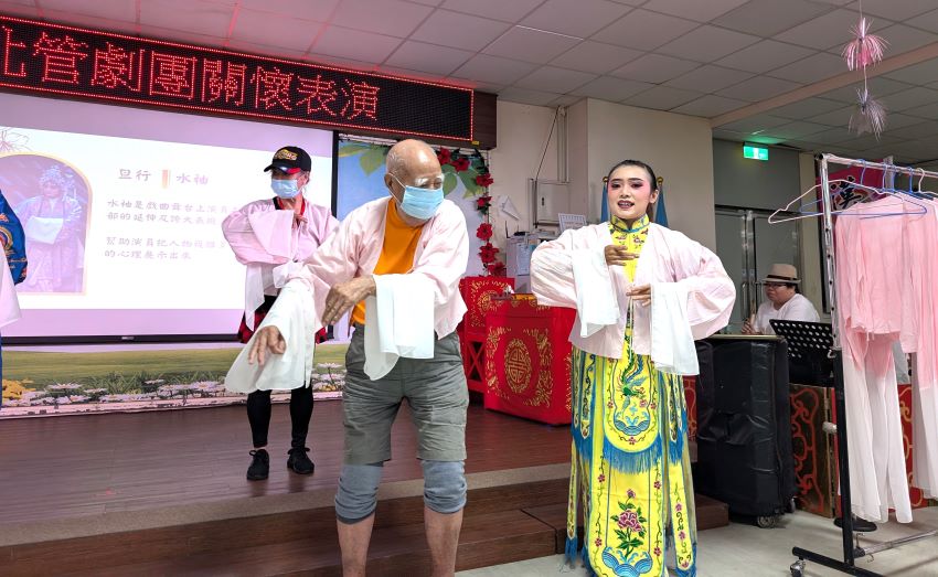 欣賞北管戲曲之美 板榮百歲人瑞樂穿水袖服 2 《圖說》百歲劉伯伯體驗水袖服。〈板橋榮家提供〉