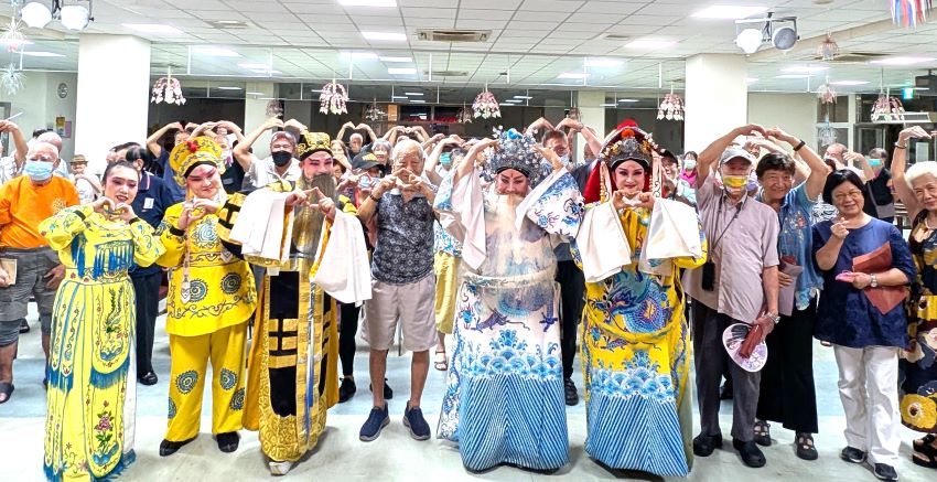 欣賞北管戲曲之美 板榮百歲人瑞樂穿水袖服 3 《圖說》漢陽北管劇團與長輩們合影。〈板橋榮家提供〉