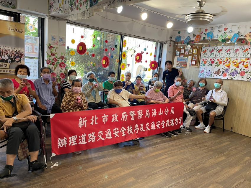 《圖說》海山分局深入社區日照中心，針對高齡長者進行交通安全宣導，提升長者用路安全意識，落實人本交通理念。〈海山分局提供〉