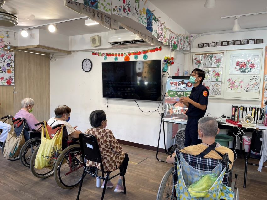 《圖說》海山警宣導特別針對行人安全注意事項說明。〈海山分局提供〉